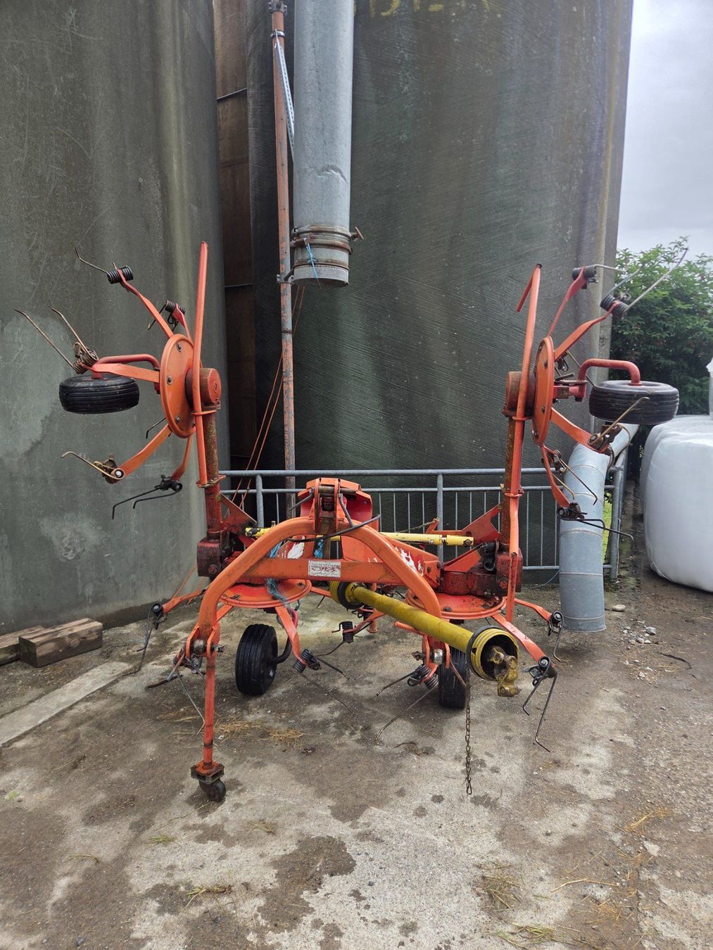 Lely Tutte le macchine: Kreiselheuer Lely Lotus 460 – Usato da Unterkulm venduto da nee_tk5v