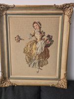 Gesticktes Bild mit Dame und Blumen im Rahmen