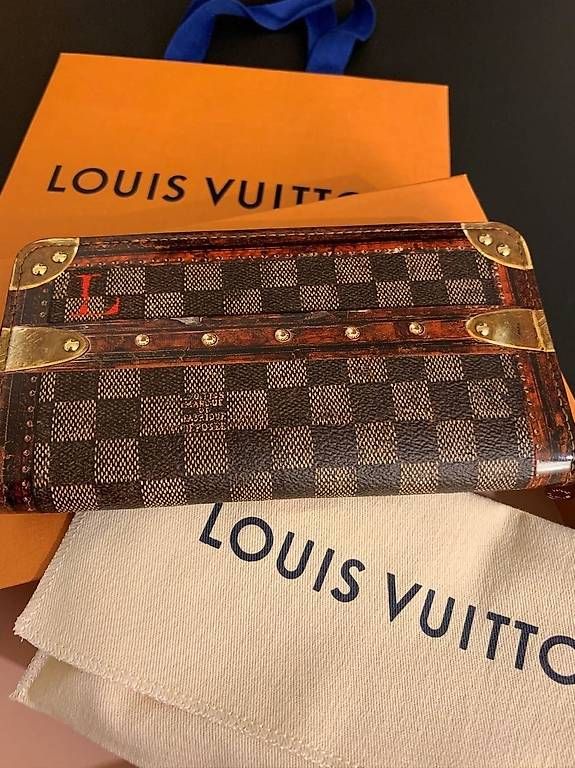 Louis Vuitton Portemonnaie: Porte-monnaie Zippy Time Trunk de Louis Vuitton – Gebraucht aus Pully von Occasions-luxe.Golay