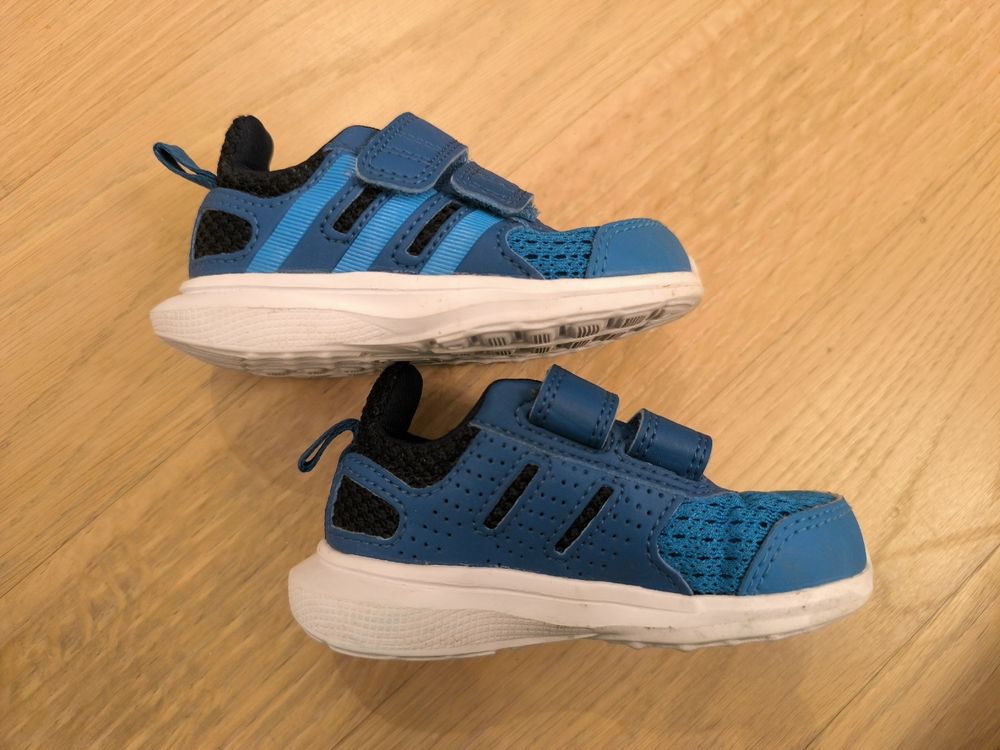 Chaussures garçon: Jungs, Adidas Kinder - Turnschuhe Gr. 20 – D'occasion à Lufingen par Laudine_G 1
