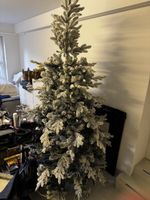 Verschneiter Weihnachtsbaum
