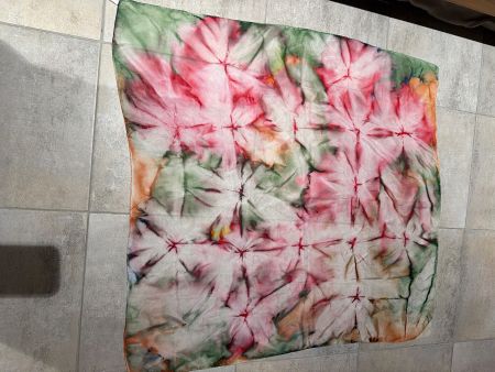 Sommerlicher Seidenschal mit speziellem Blumenmuster
