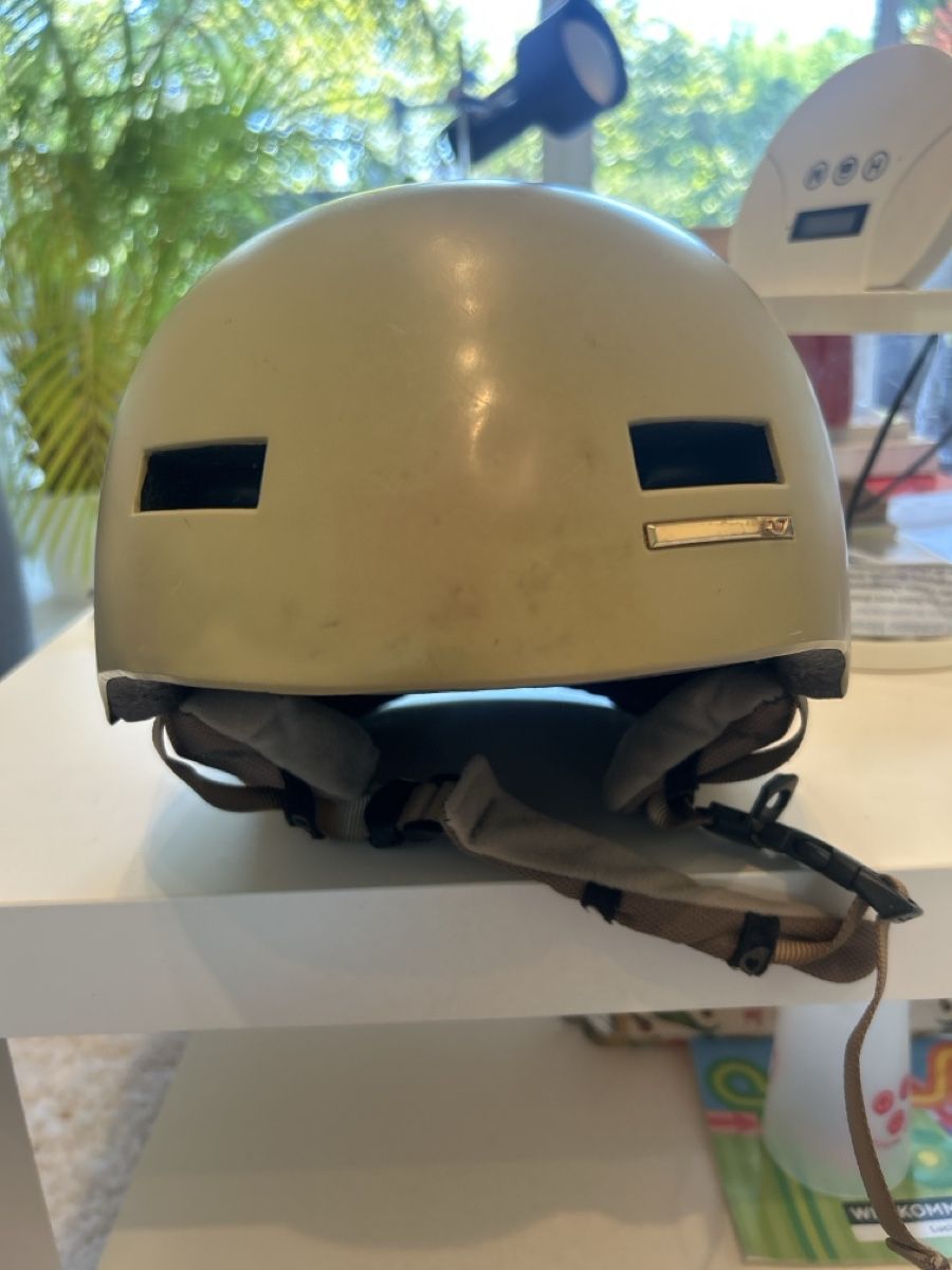 Caschi: Casque de ski Giro beige avec système audio intégré – Usato da Zürich venduto da chess_not_checkers