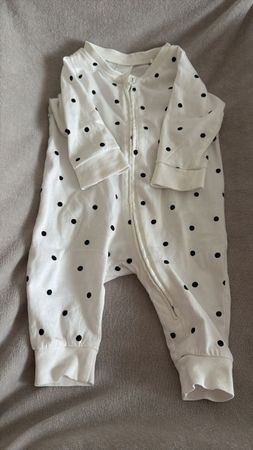 Baby Strampler weiss gepunktet Grösse 56