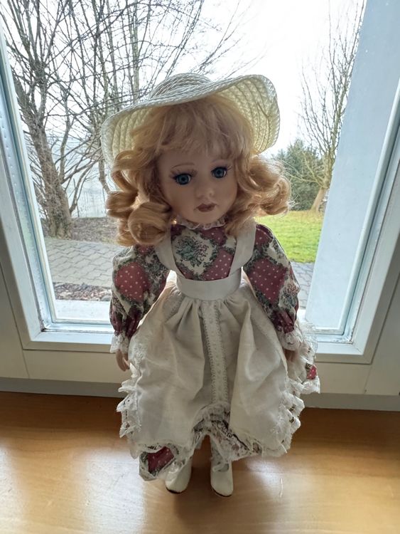 Porzellanpuppe 40cm - Elegante Dekopuppe In Rosa Mit Kleid