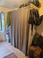 Kleiderschrank mit Vorhang und Stangen