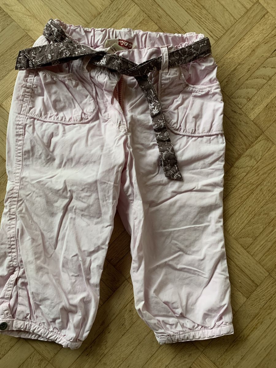 Pantaloni: Mädchenhose Gr. 86 H&M rosa Baumwolle Gürtel – Usato da Meilen venduto da Flockenwirbel