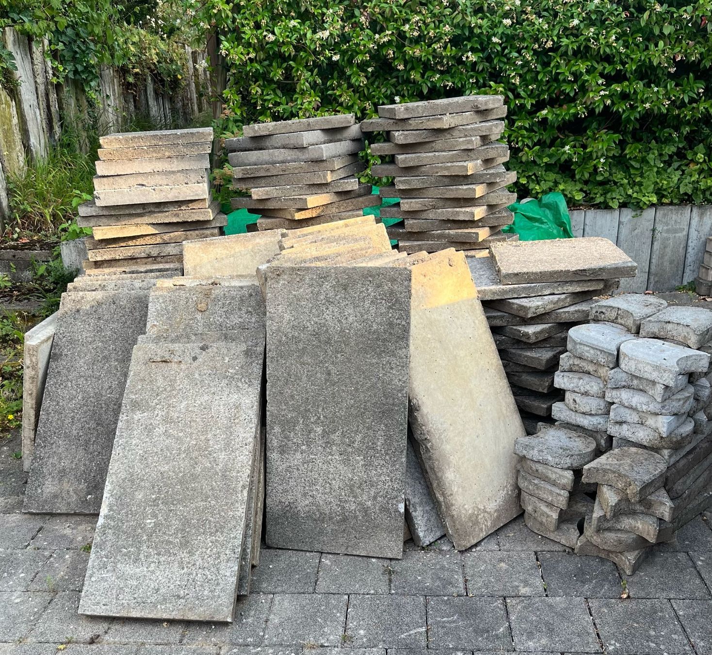 Rivestimenti per pavimenti: Betonplatten / Gartenplatten diverse – Usato da Pfeffingen venduto da Gascard 1