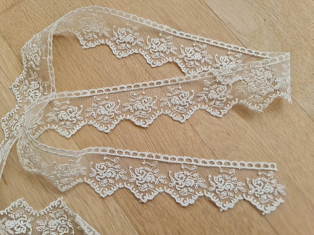 Stoffe: Wunderschöne weisse Spitzenborte  Blumenmuster – Neu und originalverpackt aus Allschwil von 86d_fmd5 3