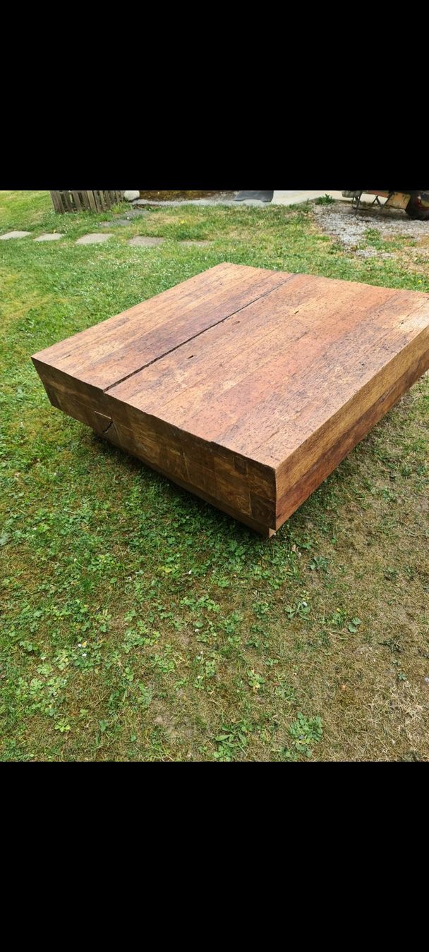 Tavoli: Massiver Holz-Couchtisch – Usato da Niederlenz venduto da DaveDasWahnsinn
