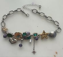 Collier fantaisie avec breloques perles et etoiles