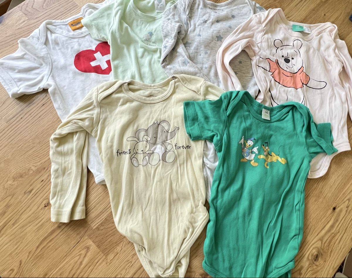 Lotti & Set di vestiti: 6 Bodies Kurzarm und Langarm 86/92 – Usato da Zollikerberg venduto da Huglina