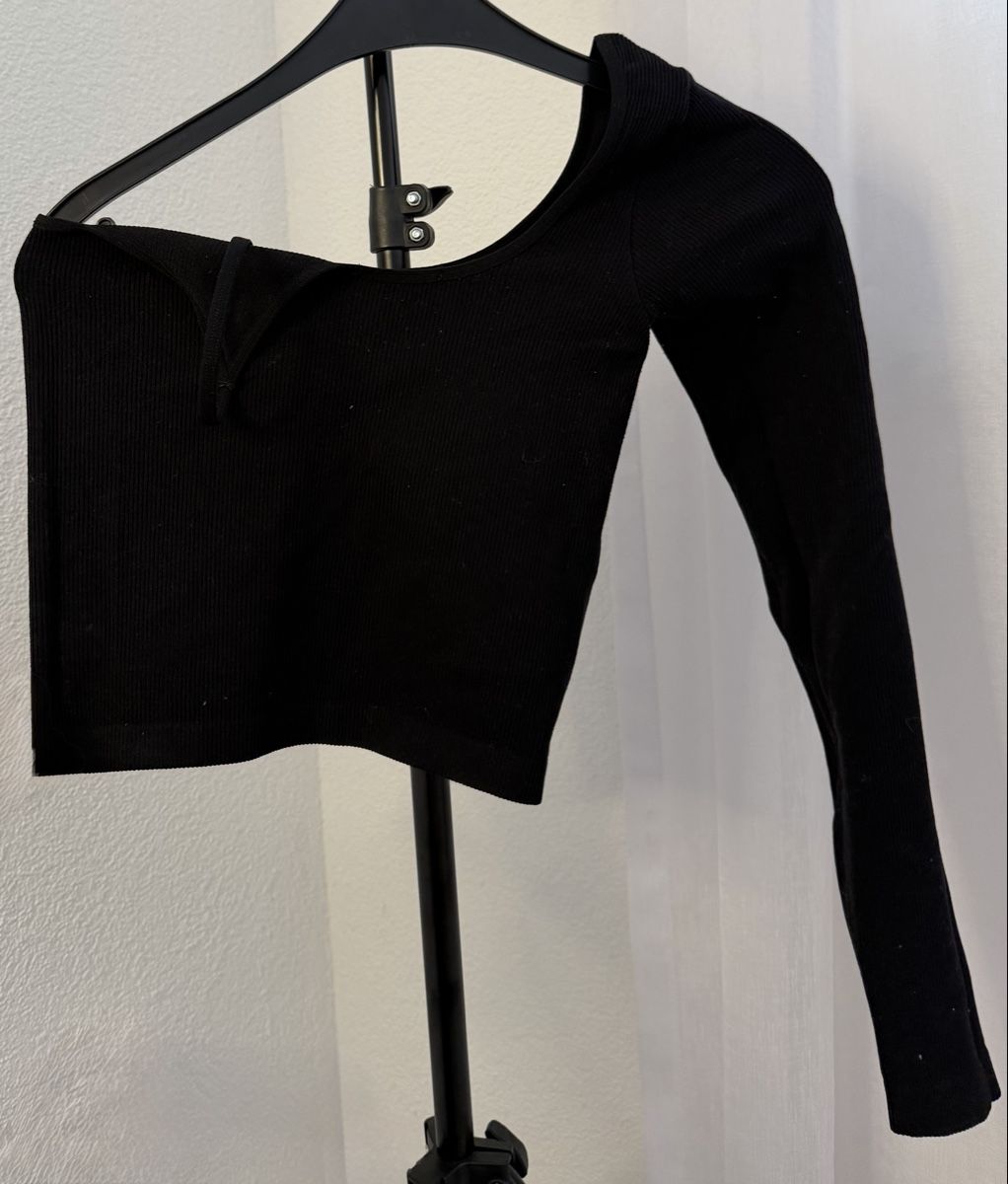 Tops: Schwarzes Langarm-Crop-Top – D'occasion à Rorschach par Tara234 2