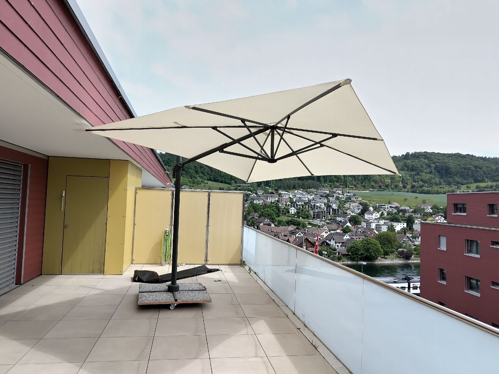 Sonnenschirme: Ampelschirm Salvador – Gebraucht aus Flurlingen von joe_9r2y 1