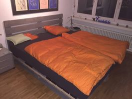Komplettes Bett, Gestell wie geschliffene Paletten, hellgrau