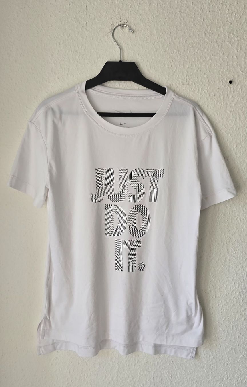 Nike T-shirt: T-shirt Nike blanc, taille S, logo "Just do it." – Usato da Genève venduto da MariaS2 1