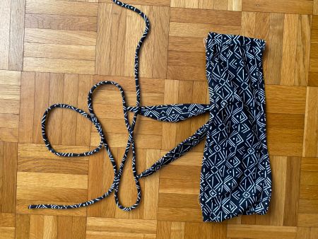 Maillot bandeau noir et blanc à motifs géométriques. 54