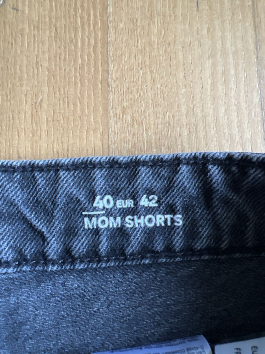 C&A Jeans: Schwarze Jeans Shorts, Grösse 40 – Usato da Zürich venduto da Tibet75 1