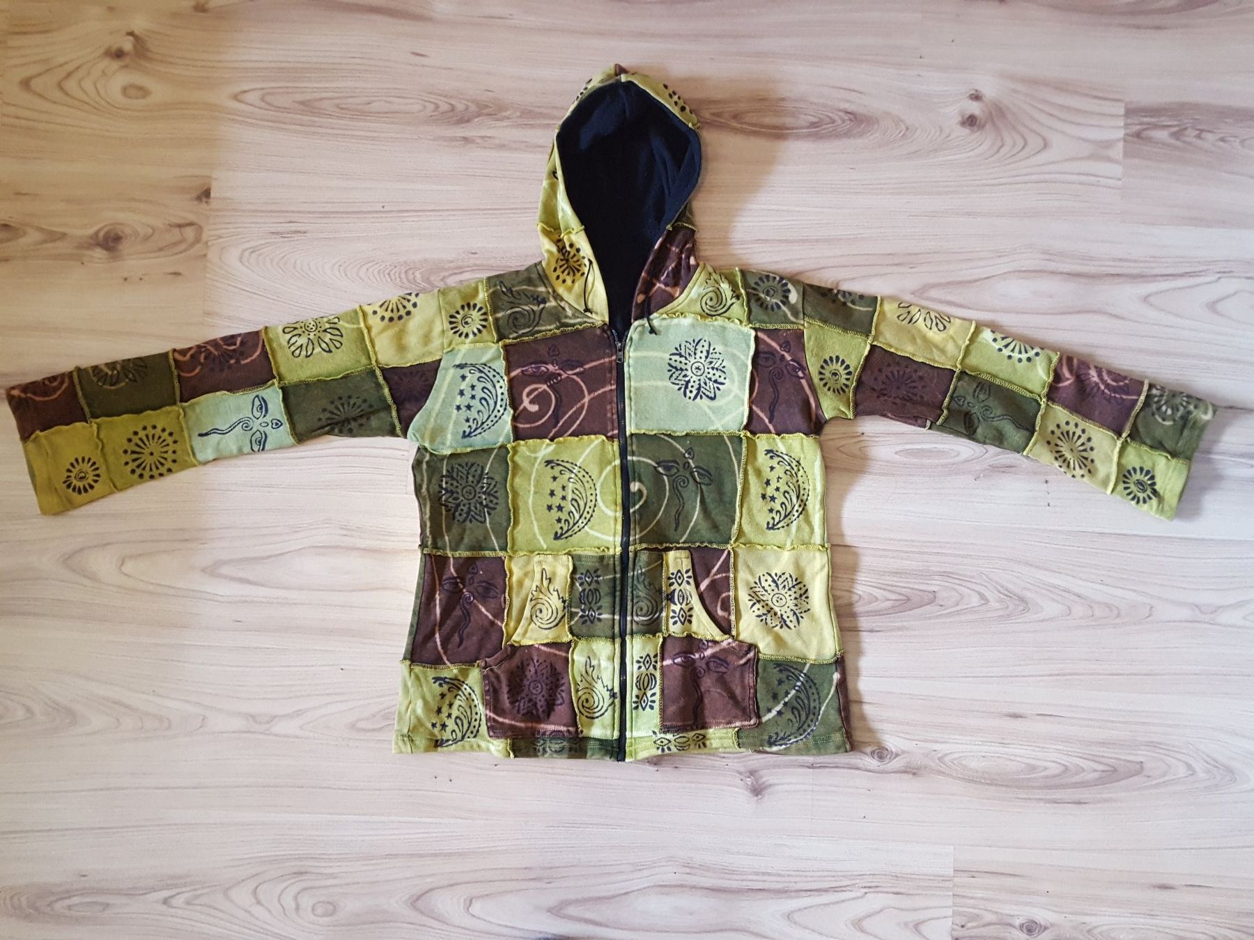 Giacche: Stylische Patchwork Jacke mit Reissverschluss und Kapuze – Usato da Worb venduto da FroLok 1