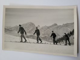 Historische Fotografie: Vier Soldaten beim Skifahren R3