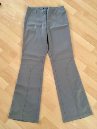Hose mit leicht ausgestelltem Bein, Grösse 38