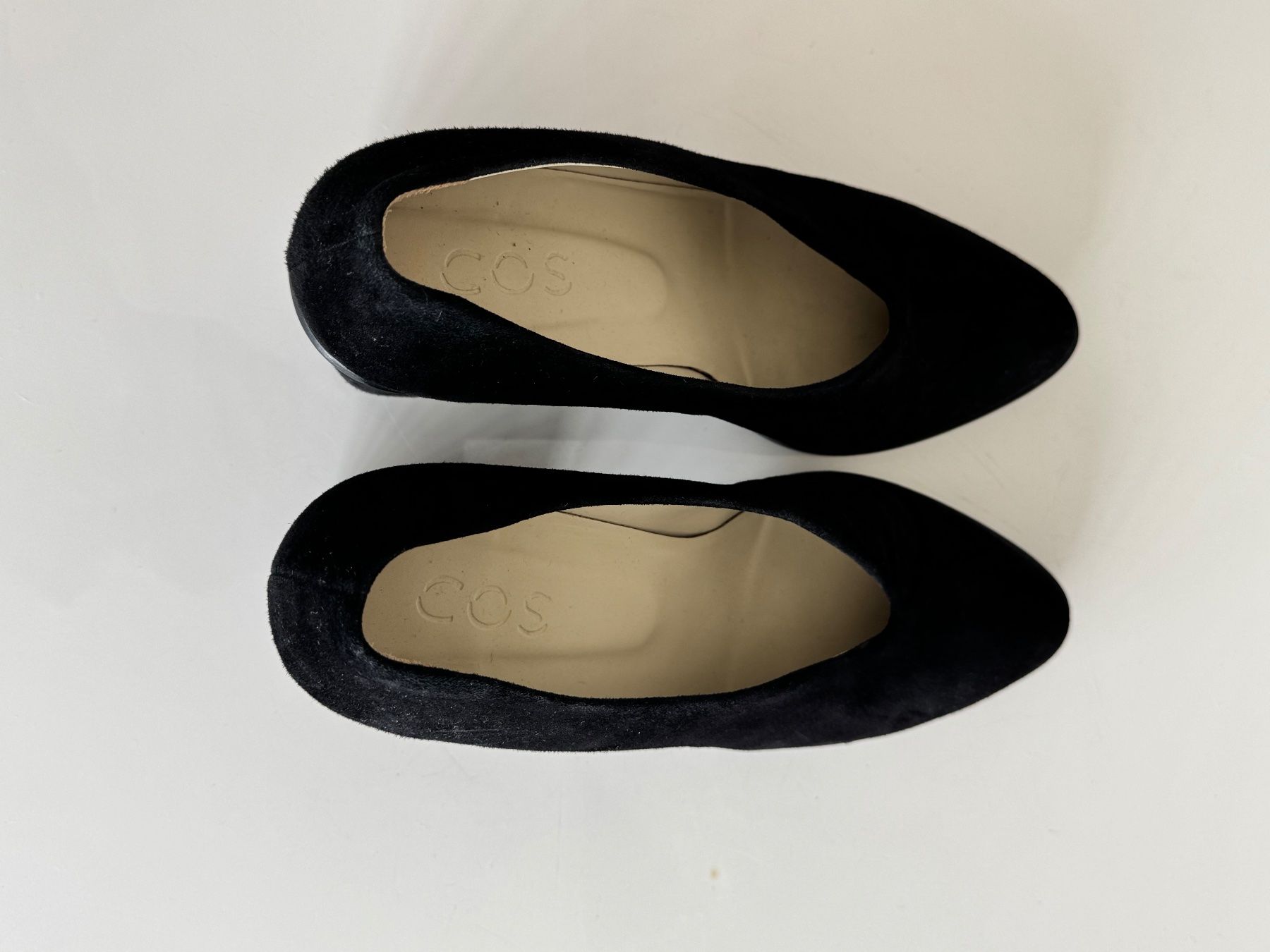 Damenschuhe: COS Veloursleder Pumps Schwarz, Gr. 38 – Gebraucht aus neerach von Ywonder 1