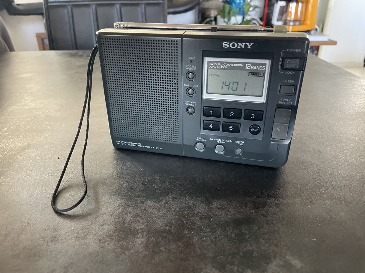 Sony Radios: Radio Sony ICF-SW30 12 Bandes – Gebraucht aus Vallamand von Bricbracbroc82
