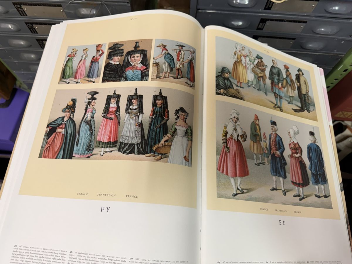 Bücher: Kleider Kostume Jahrhunderte – Gebraucht aus Riehen von MaestroImperatore 1
