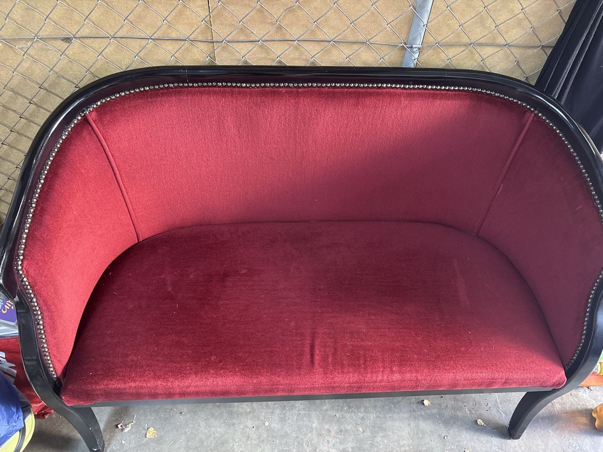 Sofas: Canapé velours rouge – Gebraucht aus Yverdon-les-Bains von Livia.vtier
