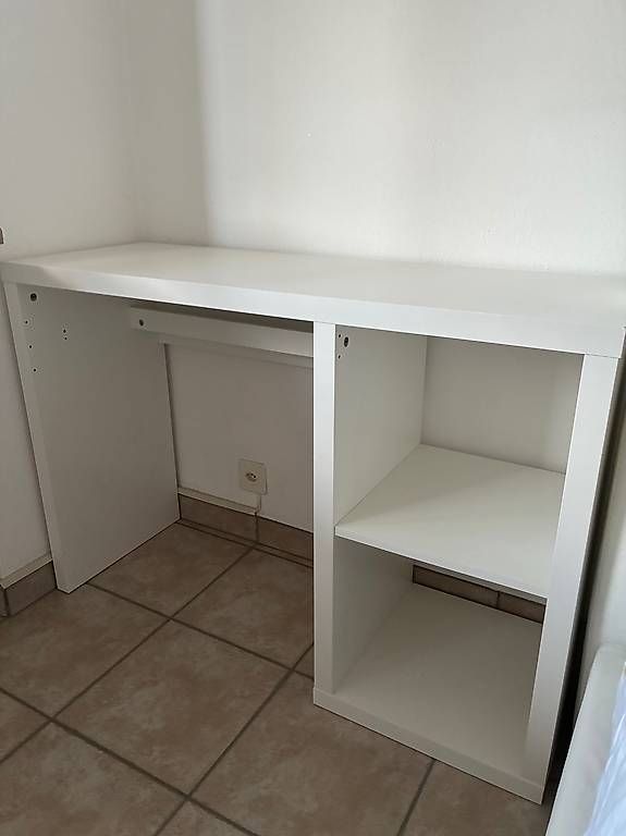Schreibtische: Scrivania bianca con ripiani  CHF 40. – Gebraucht aus Losone von mat_5rhr 2