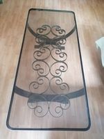 Massiver Salontisch mit Glasplatte