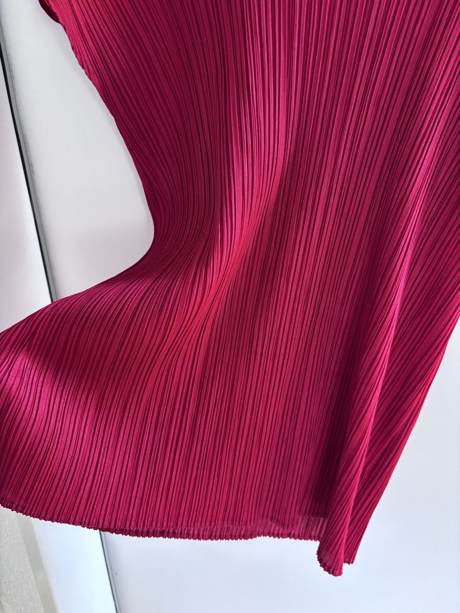 Issey Miyake Top: Haut a courte manche Issey Miyake  – Nuovo (secondo la descrizione) da Zürich venduto da Hanna-Hadorn 2