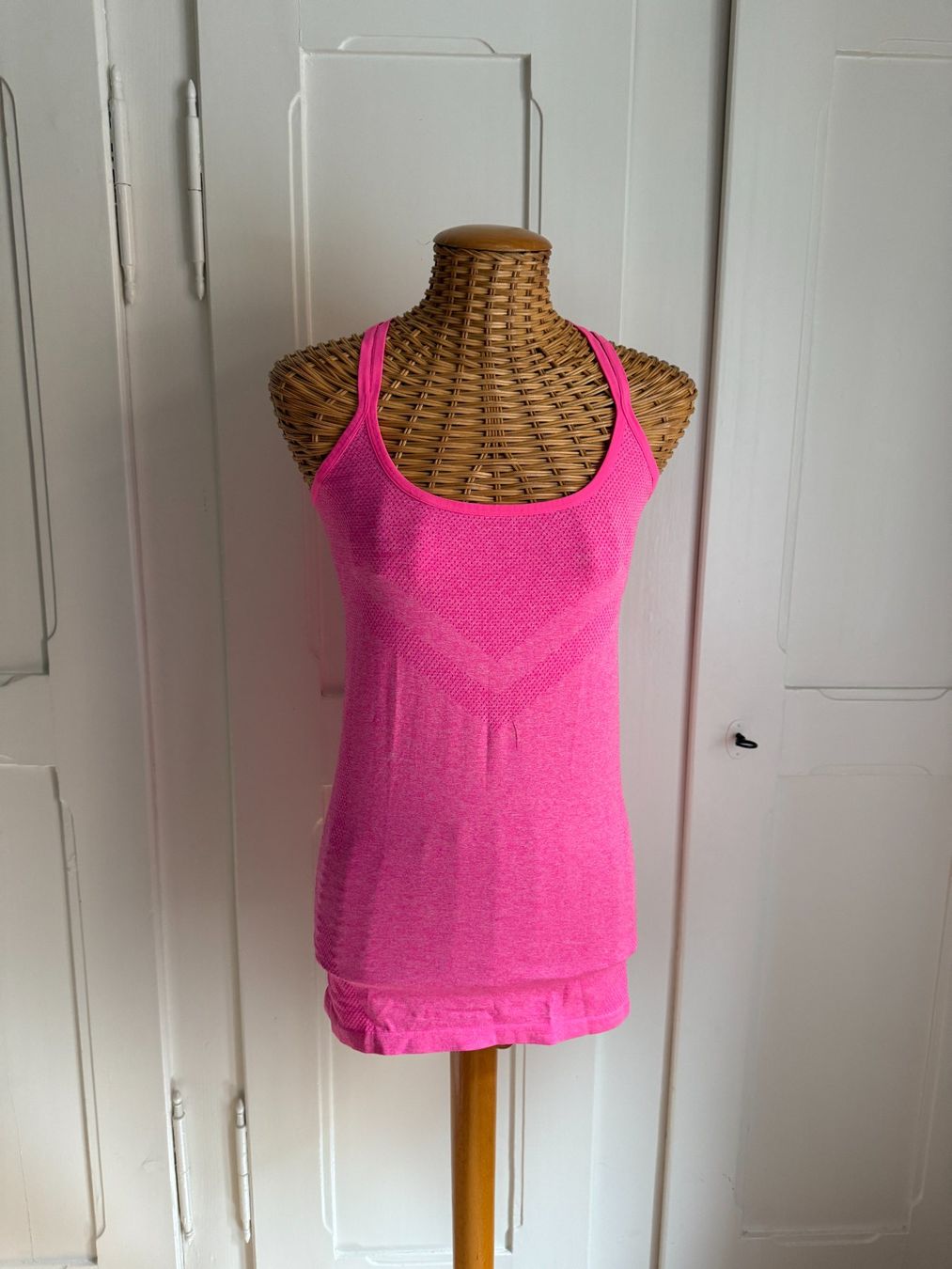 Tops: WORKOUT - Sport Top pink M – Gebraucht aus Zürich von Diazaio