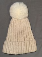 BEIGE STRICKMÜTZE MIT BOMMEL