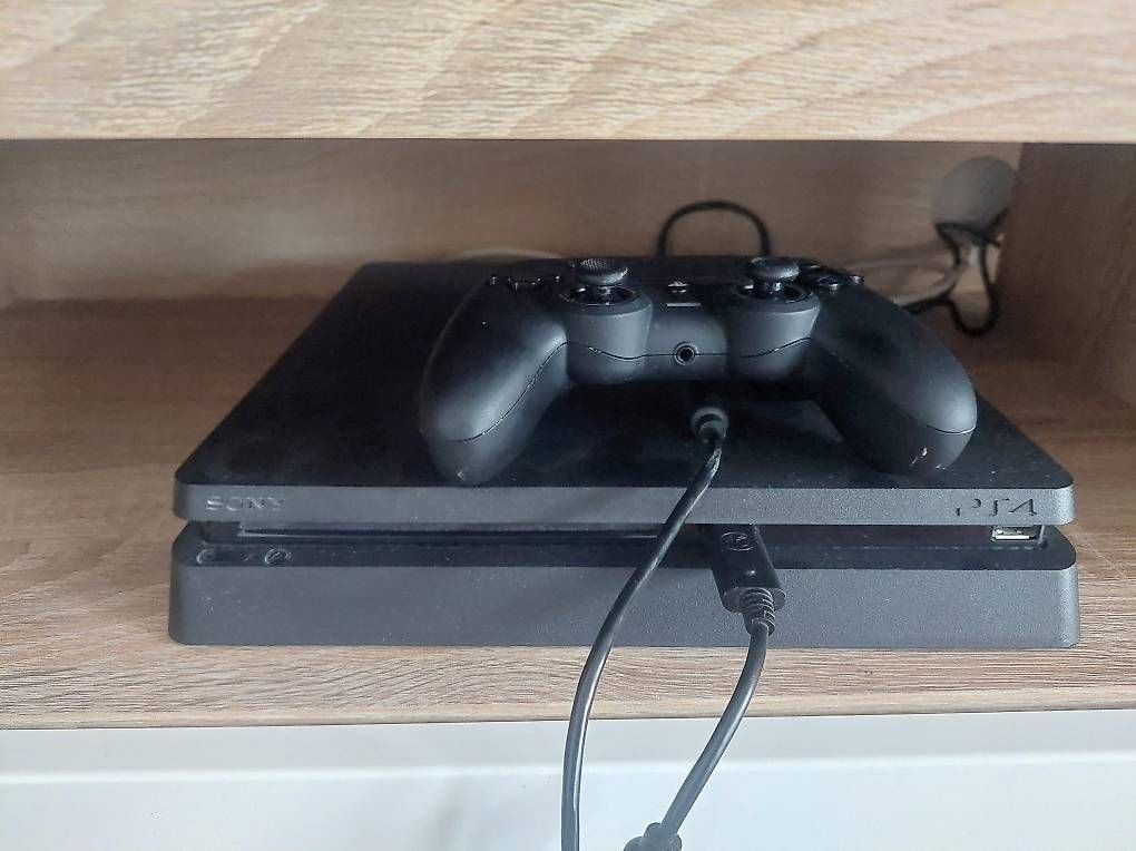 Console: PS4 Slim + 1x Original Controller +kabel – Usato da Rorbas venduto da mil_vm7k