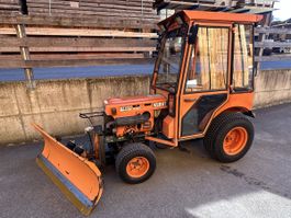 Traktor Kubota B7100 HST Zaugg Schneepflug G3