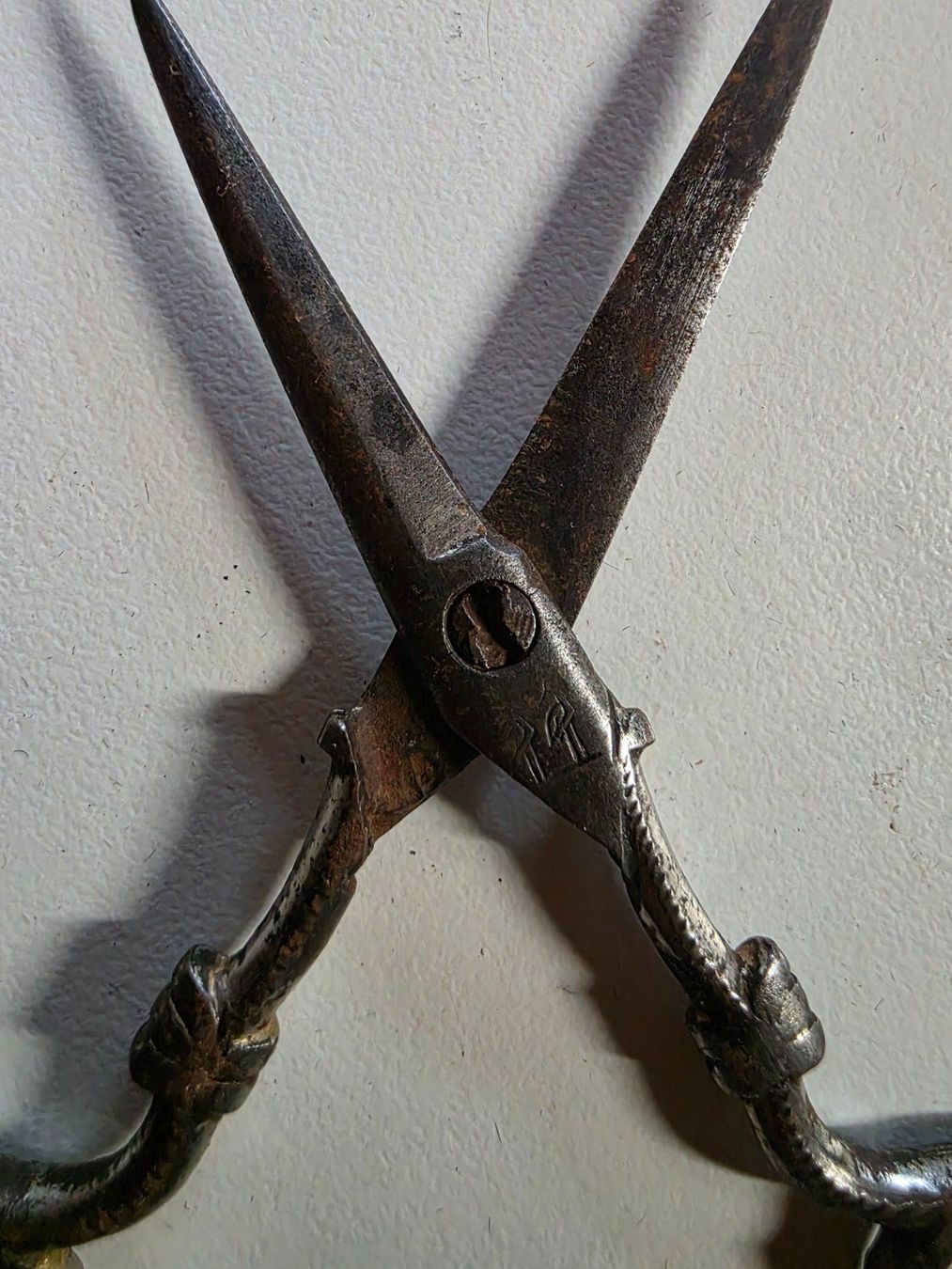 Alle Werkzeuge: antike feine Schere 11 cm – Gebraucht aus Walterswil BE von Lonitti 1