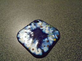 Anhänger viereckig, blau/farbiges Muster