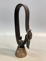 Kleine alte Glocke mit Riemen