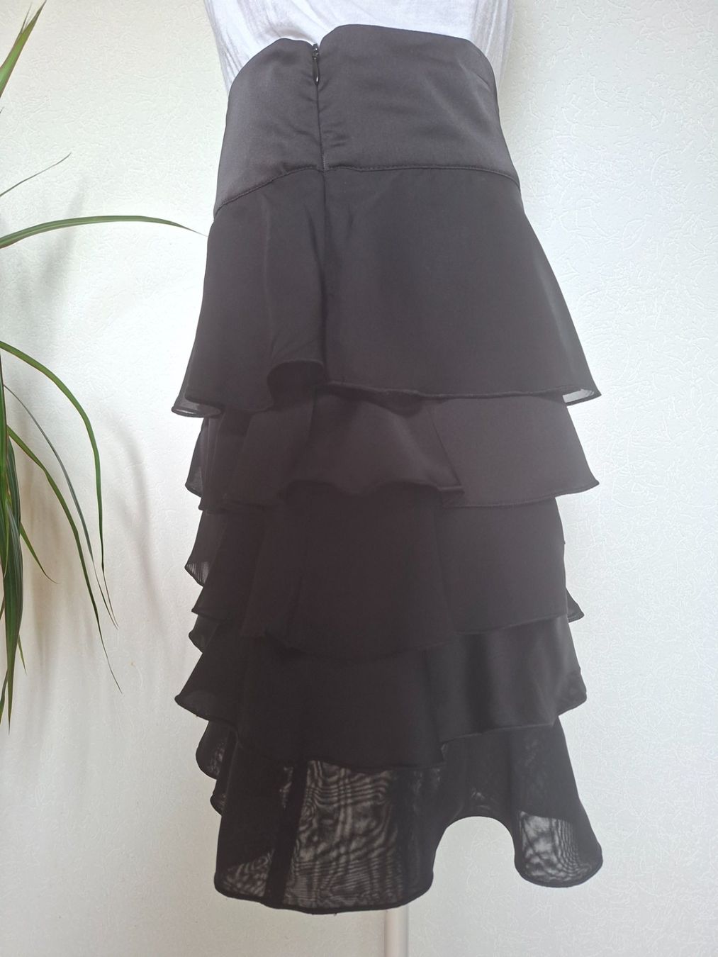 Esprit Jupes: Jupe ESPRIT noir– volants satiné – Taille M – D'occasion à boudry par Let_20 1