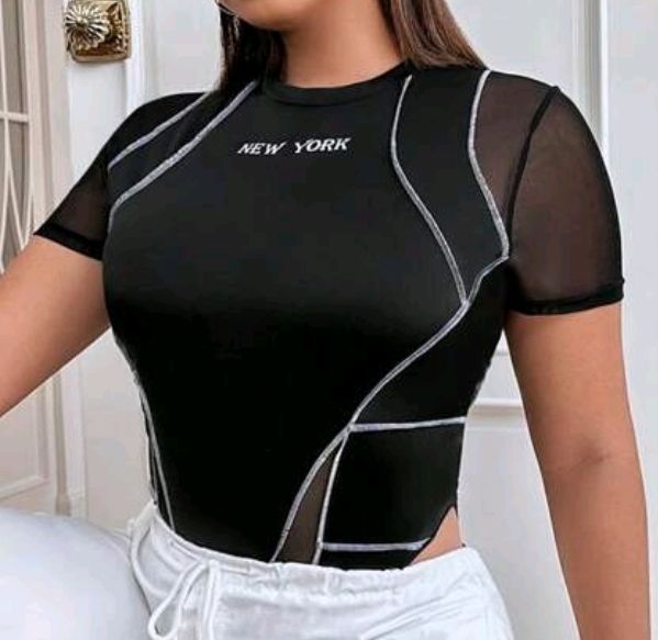 Top: body échancré avec surpiqûres, taille 44 – Nuovo (secondo la descrizione) da Lausanne venduto da Cassandra11 2