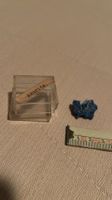 Piccola pietra azurite con contenitore in plastica
