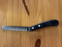 Gemüsemesser mit Wellenformen 