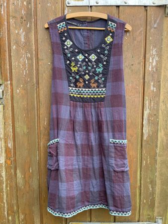 Buntes Kleid mit Karomuster und Stickerei, Grösse S/M