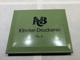 Sehr alte Kinder Druckerei in Metall-Schatulle