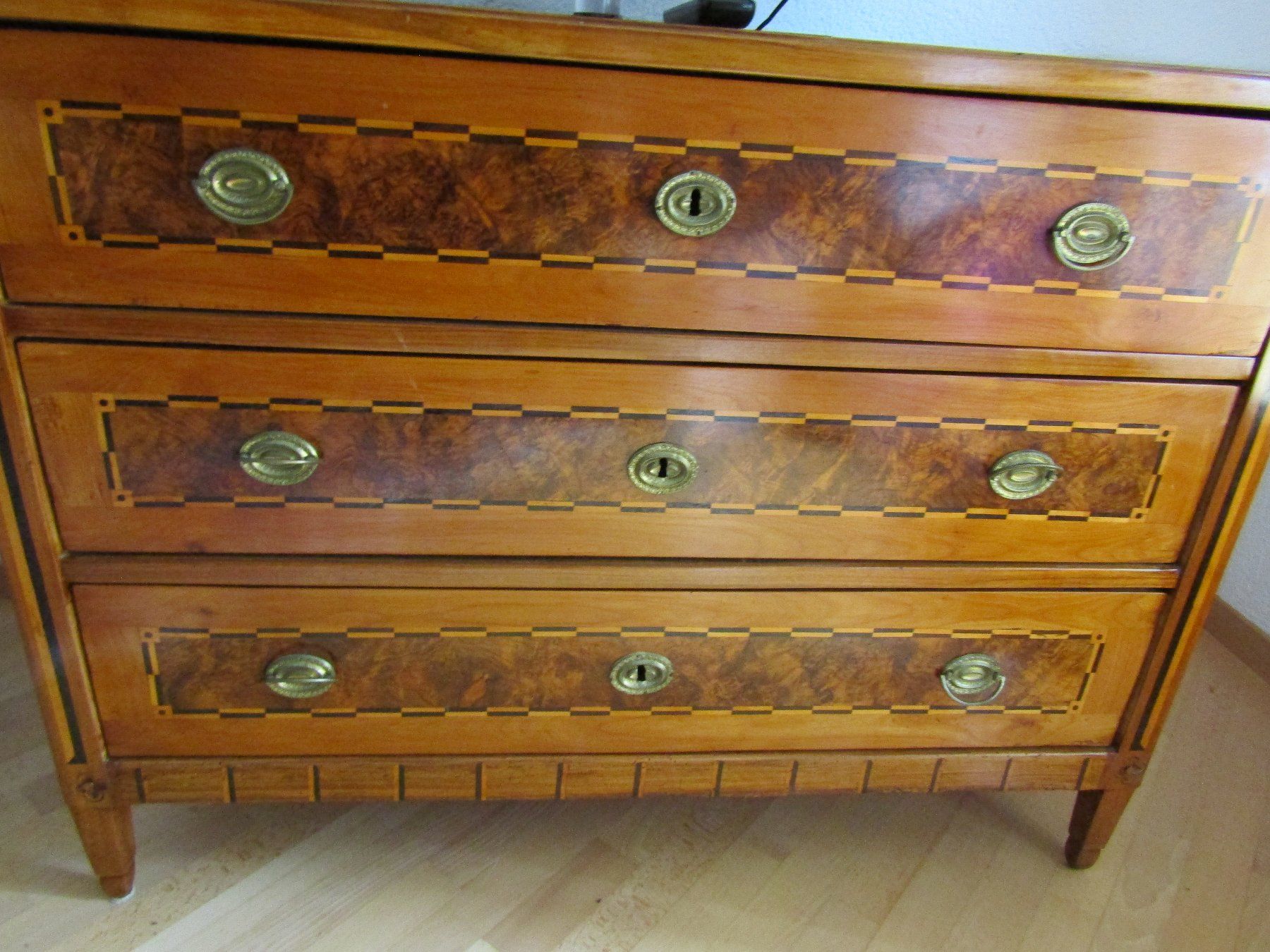 Commodes: Kommode antik - interessant -  selten – D'occasion à Herzogenbuchsee par Winigo 1