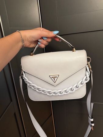 GUESS Handtasche - Weiss mit Ketten Detail