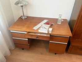 Schreibtisch aus Holz mit Schubladen gebraucht Zustand