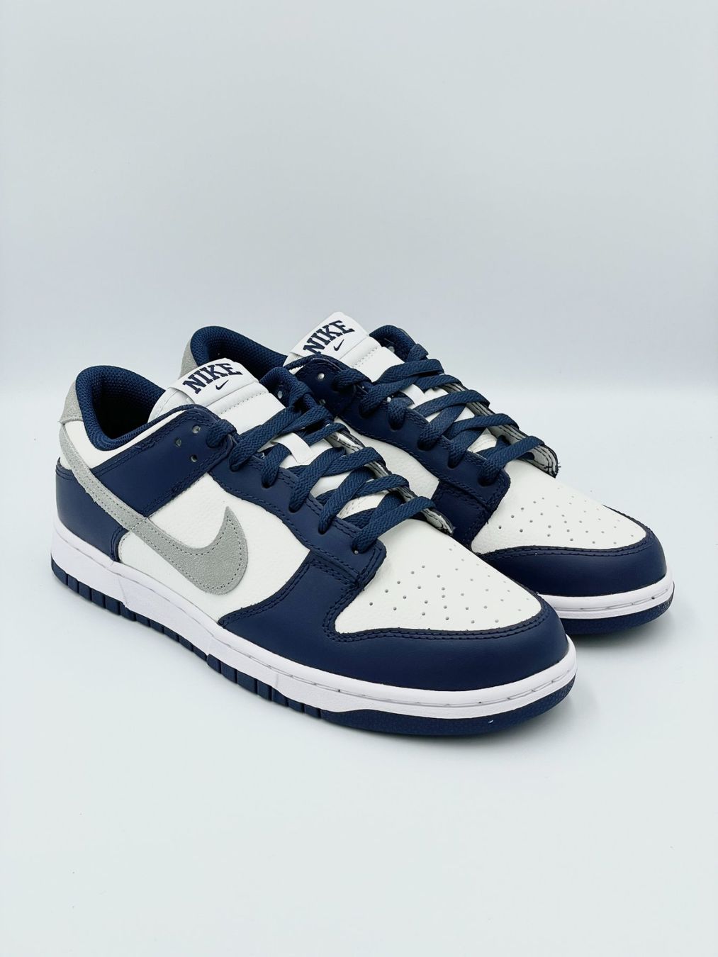 Nike Scarpe da uomo: Nike Dunk Low Summit White Midnight Navy EU 44 – Nuovo e nell'imballaggio originale da Erlinsbach venduto da sasneakers