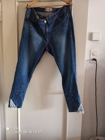Jeans mit Glitzersaum  Marke: JANINA